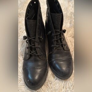 GB Lace-Up leather Ankle Boots